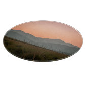 静かなピンクの夕焼けの山々 荒野の草原の風景 カッティングボード (角)