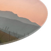 静かなピンクの夕焼けの山々 荒野の草原の風景 カッティングボード (角)