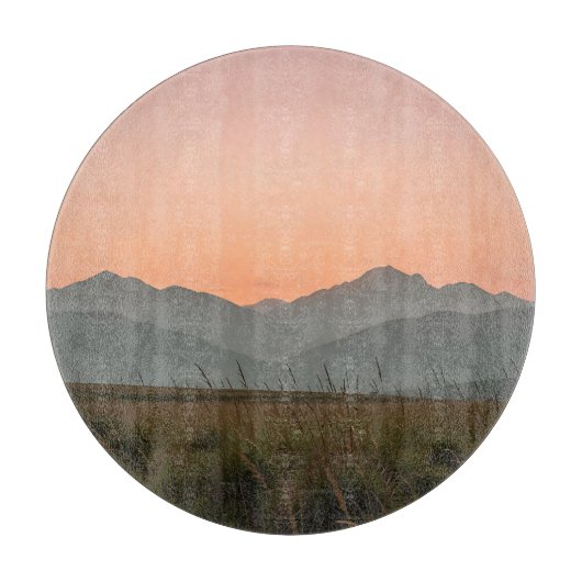 静かなピンクの夕焼けの山々 荒野の草原の風景 カッティングボード (正面)