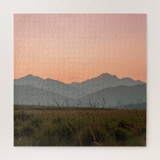 静かなピンクの夕焼けの山々 荒野の草原の風景 ジグソーパズル (縦)