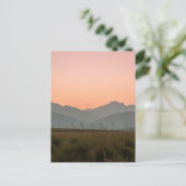 静かなピンクの夕焼けの山々 荒野の草原の風景 ポストカード (スタンド正面)