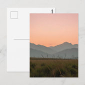 静かなピンクの夕焼けの山々 荒野の草原の風景 ポストカード (正面/裏面)