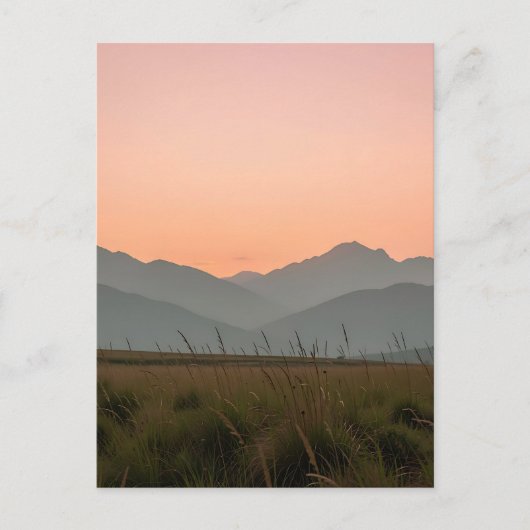 静かなピンクの夕焼けの山々 荒野の草原の風景 ポストカード (正面)