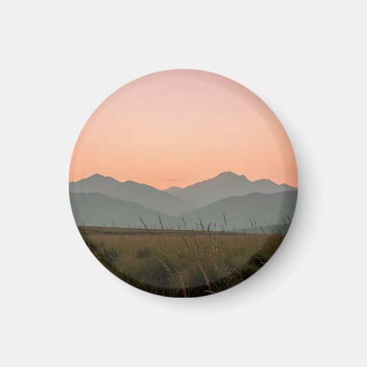 静かなピンクの夕焼けの山々 荒野の草原の風景 マグネット (正面)