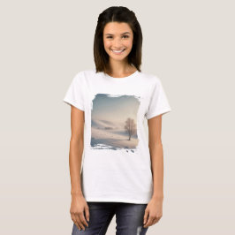 静かな冬の日の出 • 穏やかな雪の光 Tシャツ