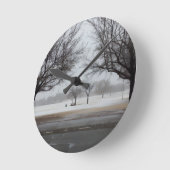 静かな冬の雪景色の公園の風景 ラウンド壁時計 (傾斜)