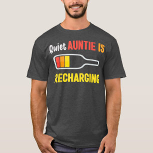 静かな叔母が飲みビールおもしろいこうもりを充電している Tシャツ