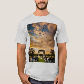 静かな守護者: 風の鷹 Tシャツ (正面)