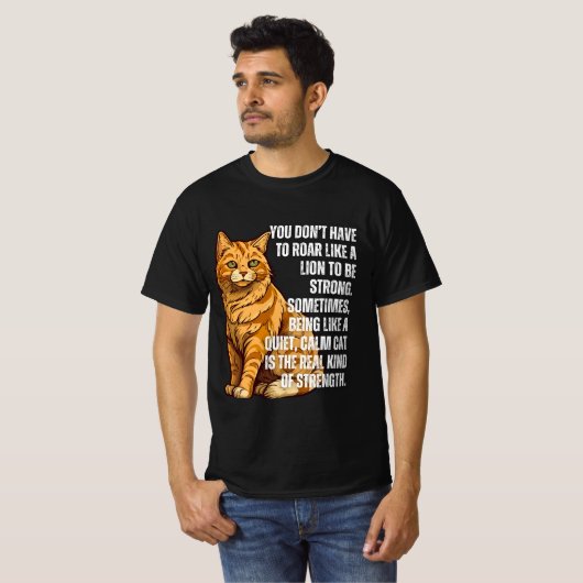 静かな強さ – 落ち着いた猫やる気を起こさせるT型 Tシャツ (正面フル)