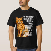 静かな強さ – 落ち着いた猫やる気を起こさせるT型 Tシャツ (正面)