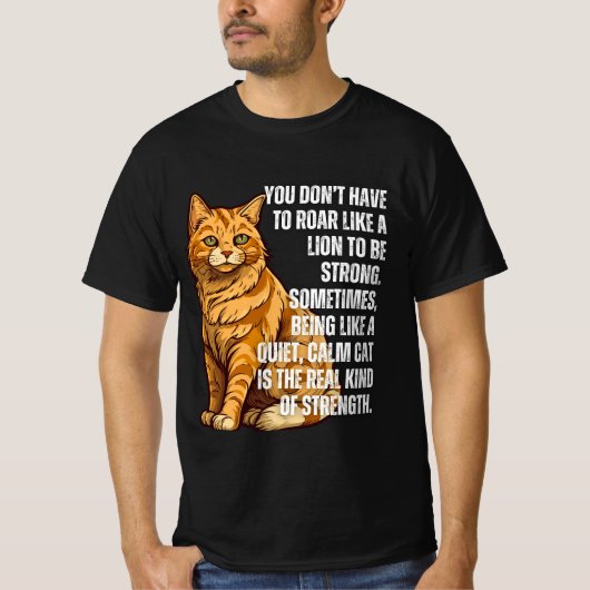 静かな強さ – 落ち着いた猫やる気を起こさせるT型 Tシャツ (正面)