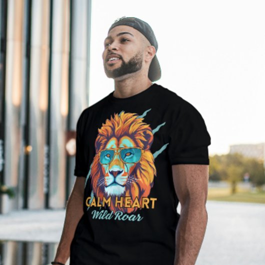 静かな心、荒々しい吠え声 – ライオン エネルギーモチベーションT Tシャツ
