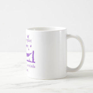 静かな本の虫を用心して下さい(紫色) コーヒーマグカップ