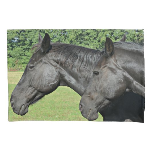 静かな横顔の黒い馬の頭 枕カバー (正面左)