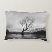 静かな水の体の裸木像 アクセントクッション (裏面)