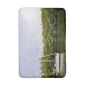 静かな海に浮かぶ帆船 バスマット (正面縦)