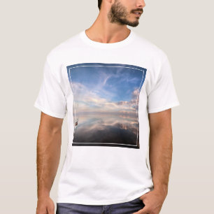 静かな海のサルトンに乗る1隻の帆船 Tシャツ