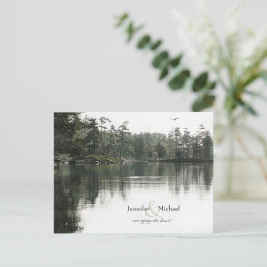 静かな湖と緑豊かな木々の反射とウェディング 案内ポストカード (スタンド正面)