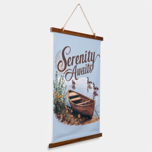 静かな湖に浮かぶ小舟と、そこに群がる雁と、野生の花々 吊り下げ型タペストリー (傾斜あり)