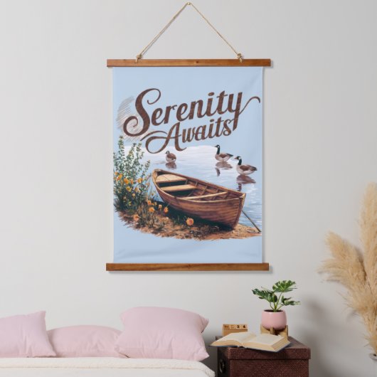 静かな湖に浮かぶ小舟と、そこに群がる雁と、野生の花々 吊り下げ型タペストリー (寝室)