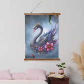 静かな湖の守護者、冠を戴く月の白鳥 吊り下げ型タペストリー (寝室)