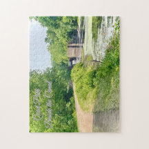 静かな運河沿いの小道
