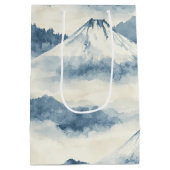 静かな雪山 - 青と白 ミディアムペーパーバッグ (裏面)