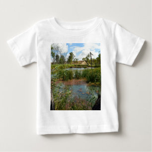 静かな静けさ:沼の葦の上の緑のカエル ベビーTシャツ