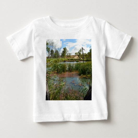 静かな静けさ:沼の葦の上の緑のカエル ベビーTシャツ (正面)