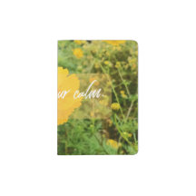 静かな黄色いコスモスを探す