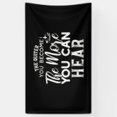 静かになればなるほど黒く聞こえる 横断幕 (縦)