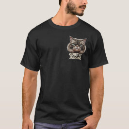 静かにジャッジする猫のミーム Tシャツ