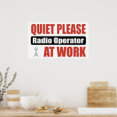 静かに働いているラジオのオペレータ ポスター (キッチン)
