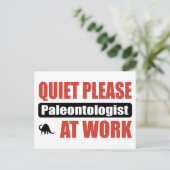 静かに働いている古生物学者 ポストカード (スタンド正面)