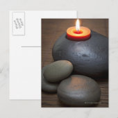 静かに岩で燃える蝋燭 ポストカード (正面/裏面)