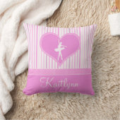 静かに水玉模様のダンサーが付いているピンクおよび白のストライプ クッション (ブランケット)