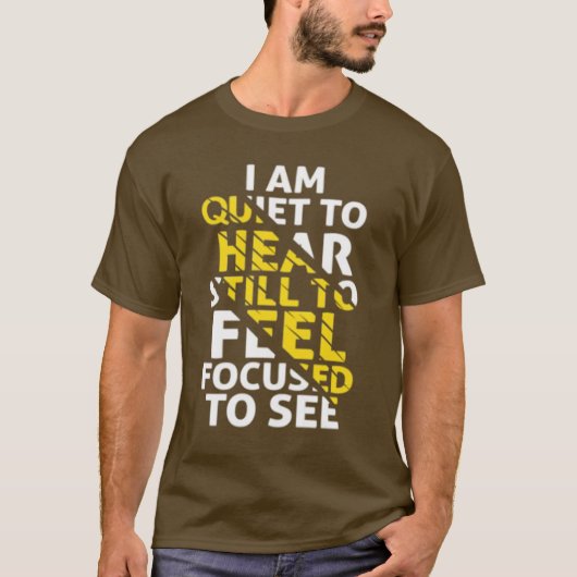 静かに聞いて、まだ、見感じに集中して Tシャツ (正面)