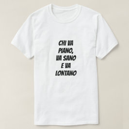 静かに行く者は、安全に、そして遠くに行イタリアンく Tシャツ