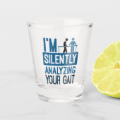静かに足並みを分析してるフィジカルセラピー ショットグラス (正面)