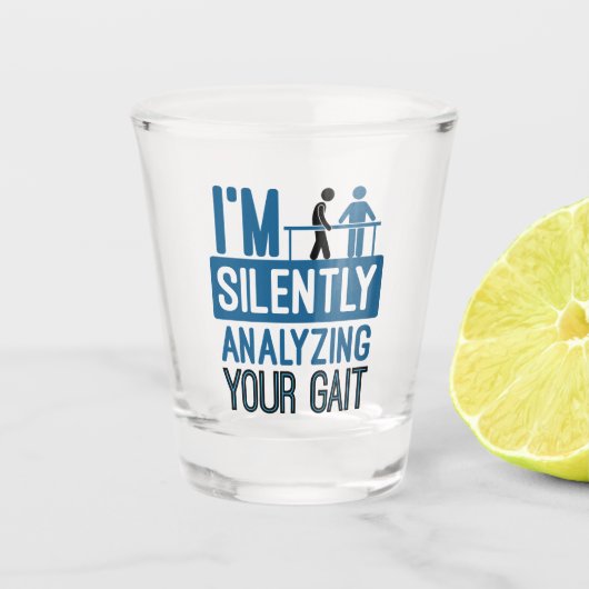 静かに足並みを分析してるフィジカルセラピー ショットグラス (正面)
