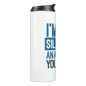 静かに足並みを分析してるフィジカルセラピー タンブラー (回転左)