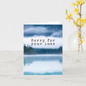 静かに霧の深い湖悲しい悔やみや弔慰 カード (黄色い花)