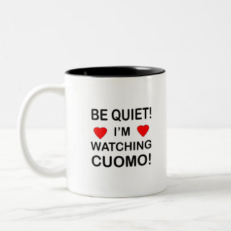 静かに！私はCUOMOを見ている ツートーンマグカップ