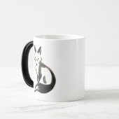 静かキツネ-魔法マグカップ上のミニマルなインクブラシ モーフィングマグカップ (正面左)