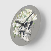 静か開花:スカルとホワイトリリー ラウンド壁時計 (傾斜)