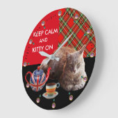 "静保かな子猫オン"，赤いタータンチェック，猫茶パーティー ラージ壁時計 (傾斜)