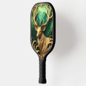 静威厳のあるかな森の中を眺めながら立つ ピックルボールラケット (左)