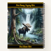 静威厳のあるかな滝の近くに立つムース ノートブック (裏面)