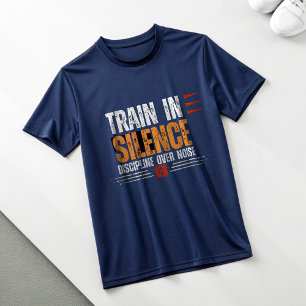 静寂の中で鍛えよ 騒音に打ち勝つ規律 ジムのモチベーション Tシャツ