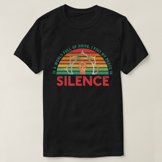 静寂の中に平和を見出す Tシャツ (デザイン正面)